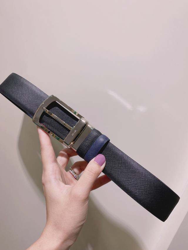 普拉达 Prada 是意大利奢侈品牌，独特的设计结合了流行简约与优雅的气质，完美地衬托出Prada优秀的产品。风格独树一帜！35Mm宽度。