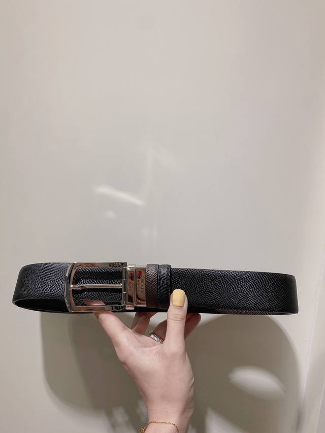 普拉达 Prada 是意大利奢侈品牌，独特的设计结合了流行简约与优雅的气质，完美地衬托出Prada优秀的产品。风格独树一帜！35Mm宽度。