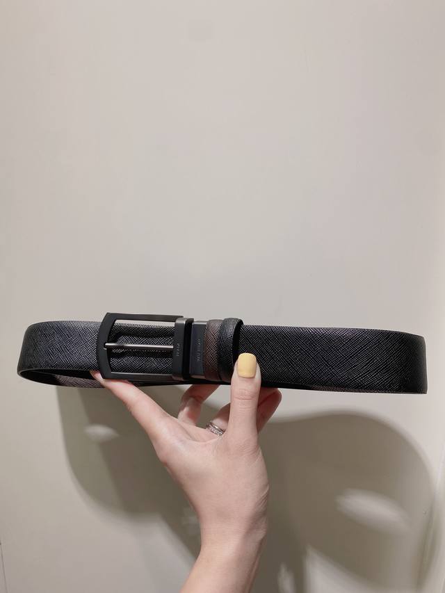 普拉达 Prada 是意大利奢侈品牌，独特的设计结合了流行简约与优雅的气质，完美地衬托出Prada优秀的产品。风格独树一帜！35Mm宽度。