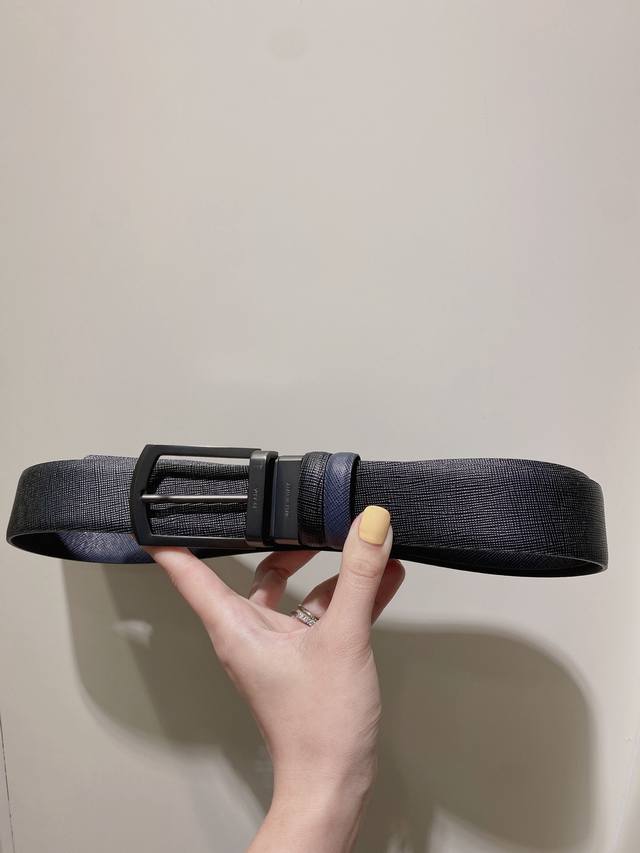 普拉达 Prada 是意大利奢侈品牌，独特的设计结合了流行简约与优雅的气质，完美地衬托出Prada优秀的产品。风格独树一帜！35Mm宽度。