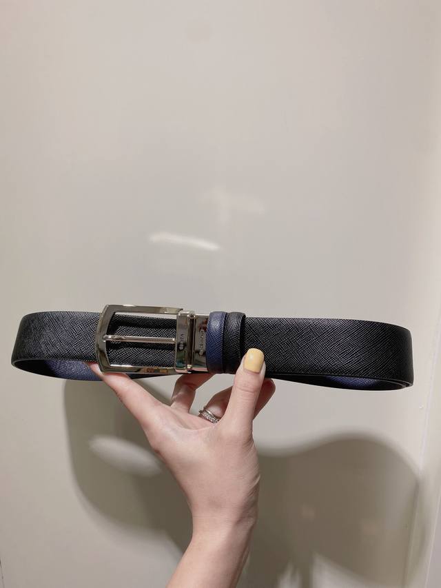 普拉达 Prada 是意大利奢侈品牌，独特的设计结合了流行简约与优雅的气质，完美地衬托出Prada优秀的产品。风格独树一帜！35Mm宽度。