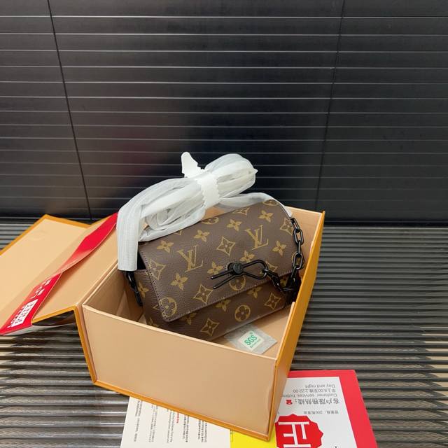 Louisvuitton 路易威登 Lv Steamer链条邮差包 斜挎包 男女通用 实物拍摄 原厂原版面料 礼盒 18 X 12 Cm。