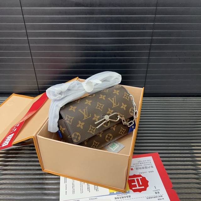 Louisvuitton 路易威登 Lv Steamer链条邮差包 斜挎包 男女通用 实物拍摄 原厂原版面料 礼盒 18 X 12 Cm。