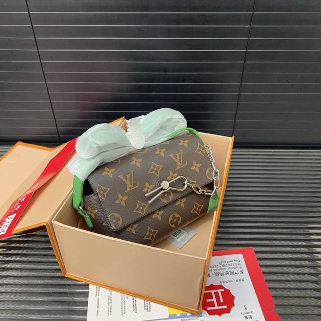 Louisvuitton 路易威登 Lv Steamer链条邮差包 斜挎包 男女通用 实物拍摄 原厂原版面料 礼盒 18 X 12 Cm。