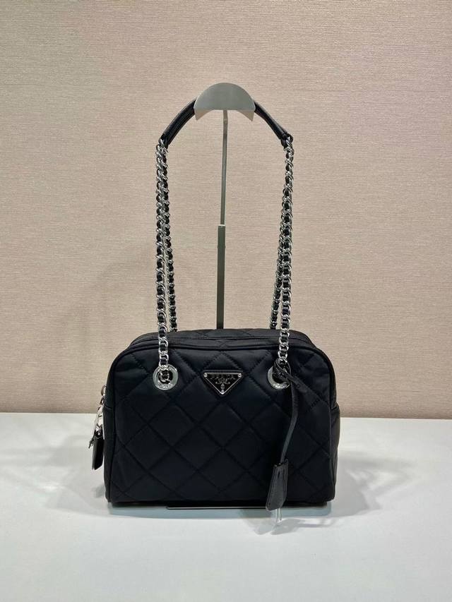 中古相机包1Bb903中号 这款中古相机包采用进口尼龙面料，白叻五金，复杂手工缝制图案设计，配有2条铁琏和可拆卸可调节的长肩带，手提 肩背 斜跨都没问题，上身效