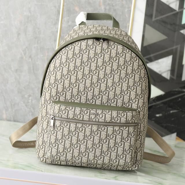 这款 Rider 双肩背包轮廓简约，经典的学院款式洋溢着活力。款式时尚现代，采用卡其色提花面料精心制作，饰以 Oblique 印花。延续经典设计，搭配双向拉链开