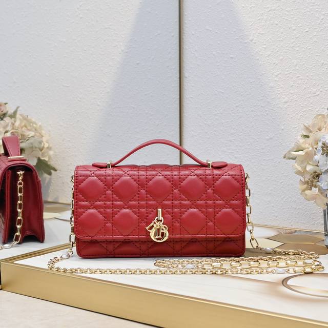 型号:Cd- 羊纹Lady Dior 珍珠手拿包 配盒子 这款手拿包是本季新品，顶部搭配手柄，优雅实用，令 Lady Dior 系列更加丰富。采用漆皮精心制作，