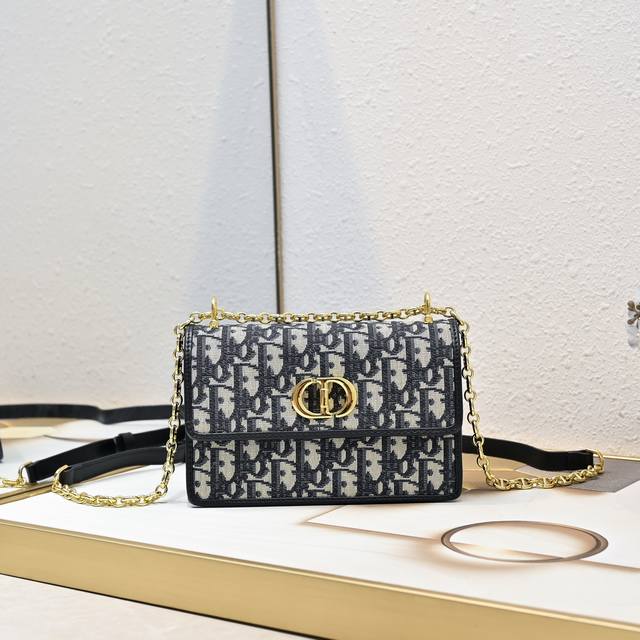 Miss Caro 链条手袋 时尚典雅的风范丰富Dior Caro系列。将浅饼干色光滑牛皮革与蓝色格纹布相结合，彰显优雅气质，轻盈的棉质牛仔布饰以耐久的酒椰草线