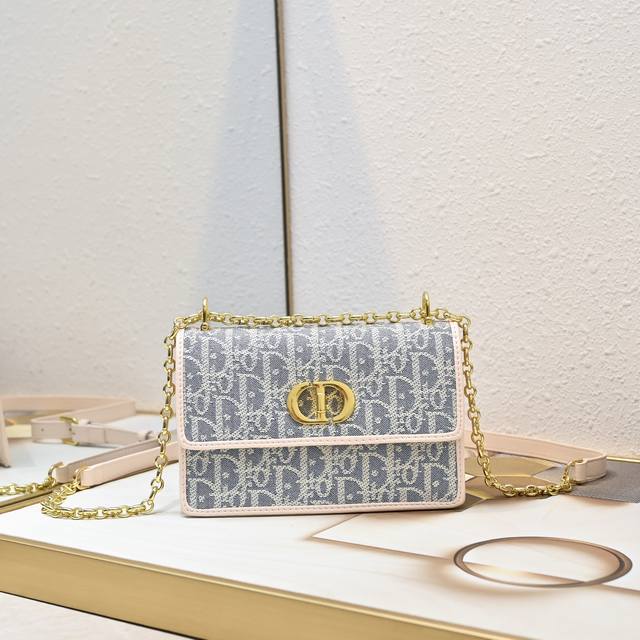 Miss Caro 链条手袋 时尚典雅的风范丰富Dior Caro系列。将浅饼干色光滑牛皮革与蓝色格纹布相结合，彰显优雅气质，轻盈的棉质牛仔布饰以耐久的酒椰草线