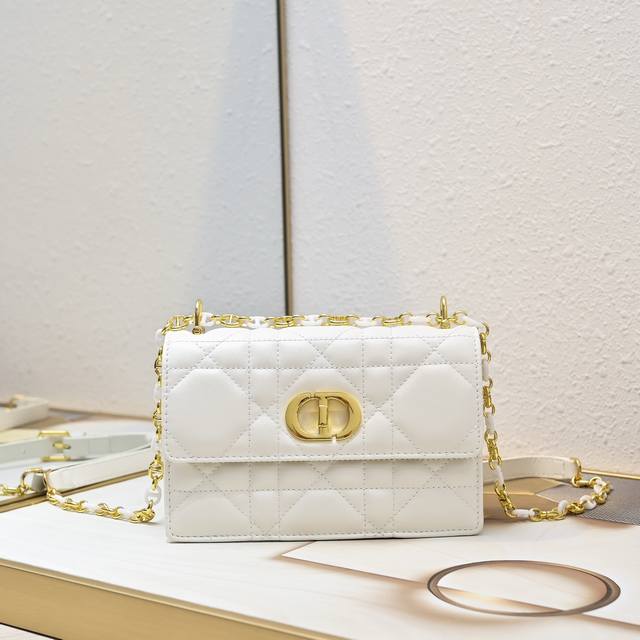 Miss Caro 链条手袋 时尚典雅的风范丰富Dior Caro系列。将浅饼干色光滑牛皮革与蓝色格纹布相结合，彰显优雅气质，轻盈的棉质牛仔布饰以耐久的酒椰草线