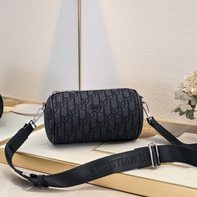 原版配虎头盒子 Dior 早春新款内有内码 Oblique 印花帆布圆筒包黑色布和黑色小牛皮可调节、可拆卸肩背带满Logo标志细节，男女同款。型号:Cd-108
