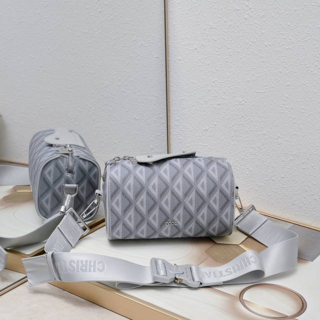 顶级原版 这款 Dior Lingot 信使包是本季新品,实用优雅,别具一格。结构分明,采用迪奥灰 Cd Diamond 图案帆布精心制作,从 Dior 档案汲 顶级原版 这款 Dior Lingot 信使包是本季新品,实用优雅,别具一格。结构分明,采用迪奥灰 Cd Diamond 图案帆布精心制作,从 Dior 档案汲