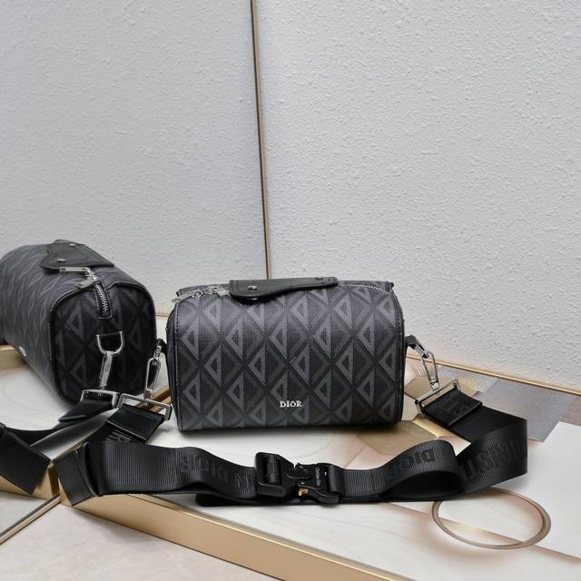 顶级原版 这款 Dior Lingot 信使包是本季新品，实用优雅，别具一格。结构分明，采用迪奥灰 Cd Diamond 图案帆布精心制作，从 Dior 档案汲