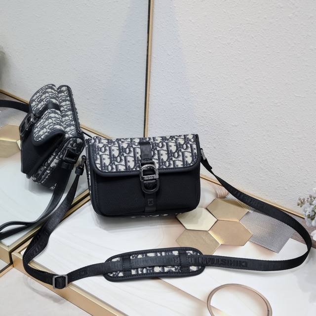 升级版本 小号 配盒子 这款 Dior 8 手袋附有肩带,于二零二三秋季男装系列全新推出,别具一格的设计彰显现代魅力和简约美学。采用米色和黑色 Oblique 升级版本 小号 配盒子 这款 Dior 8 手袋附有肩带,于二零二三秋季男装系列全新推出,别具一格的设计彰显现代魅力和简约美学。采用米色和黑色 Oblique