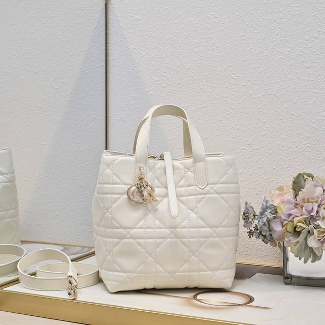 现货 Toujours竖版系列大号，专属菜篮子，有点太美了，高颜值包包，轻松拿捏高级感，超大菱格的设计，搭配经典的字母配饰，摩登时尚感十足，包身结构十分柔软，小