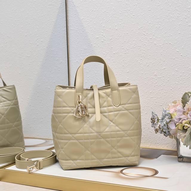 现货 Toujours竖版系列大号，专属菜篮子，有点太美了，高颜值包包，轻松拿捏高级感，超大菱格的设计，搭配经典的字母配饰，摩登时尚感十足，包身结构十分柔软，小