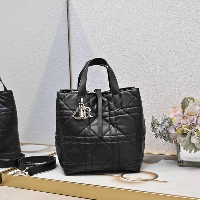 现货 Toujours竖版系列大号，专属菜篮子，有点太美了，高颜值包包，轻松拿捏高级感，超大菱格的设计，搭配经典的字母配饰，摩登时尚感十足，包身结构十分柔软，小