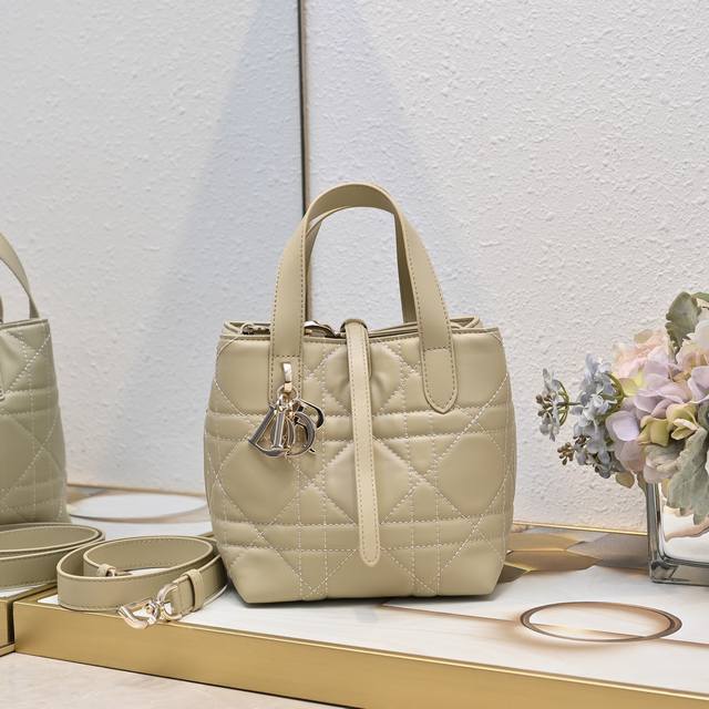 现货 Toujours竖版系列小号，专属菜篮子，有点太美了，高颜值包包，轻松拿捏高级感，超大菱格的设计，搭配经典的字母配饰，摩登时尚感十足，包身结构十分柔软，小