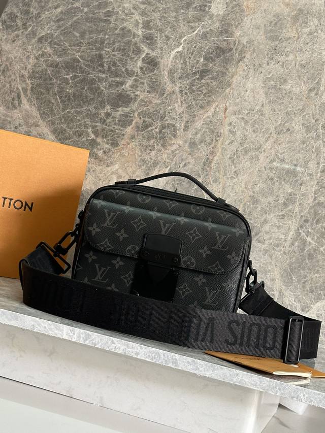 顶级原单原版开发，全钢五金本款 S Lock 邮差包由 Monogram Macassar 帆布制成，全新锁扣以 Georges Vuitton 于 1886