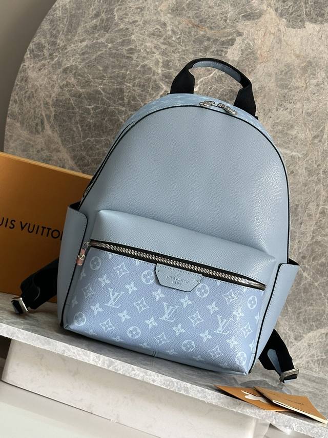 Discovery 小号双肩包 M14072 浅蓝色 本款 Discovery 小号双肩包糅合 Monogram 帆布和 Taga 牛皮革，以清爽色调致意春日晴