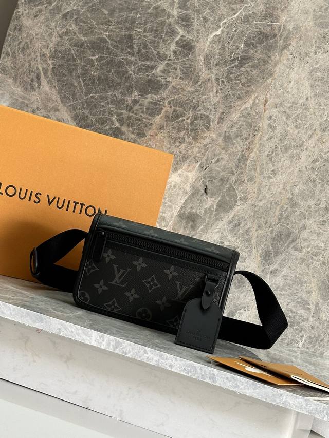 M12599顶级原单黑花 男 差包系列 Bosphore迷你手袋 得名于品牌2000年代的复古Bosphore系列，以简洁线条和紧凑构型成就舒适背携，再借可拆卸