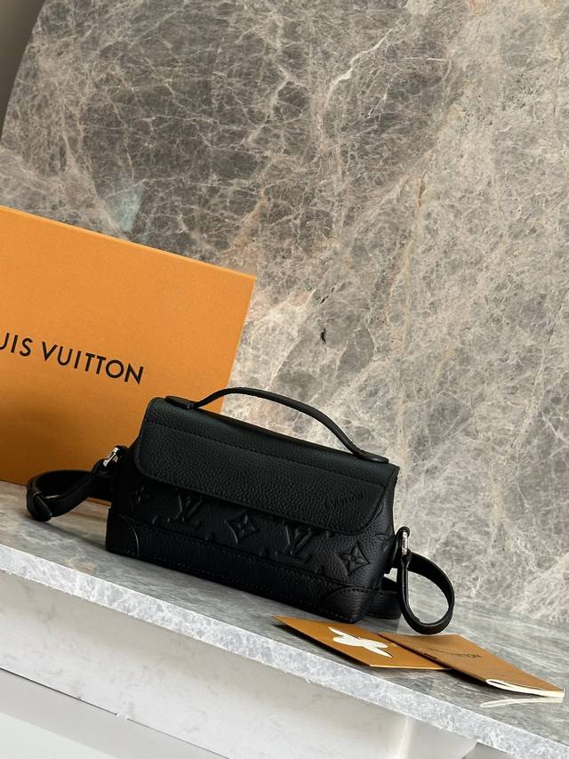 顶级原单 M13888黑色 全皮压花男包迷你邮差包 Steamer East West迷你手袋 本款Steamer East West迷你手袋以Monogram