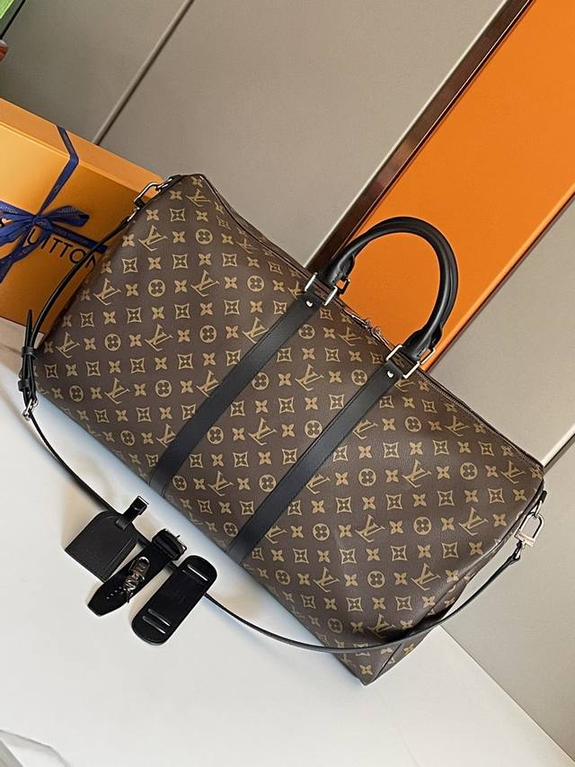 顶级原单原版开发，全钢五金 Keepall 55旅行袋，由全新标志性黑灰Monogram Eclipse帆布裁制而成。自1930年以来，Keepall系列包袋陪