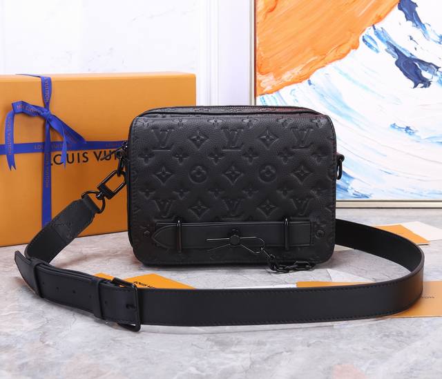 顶级原单 型号M57307 进口头层牛皮压花 Steamer 邮差包此新款 Steamer 邮差包为 New Classics 系列注入品牌传统元素，造型精美。