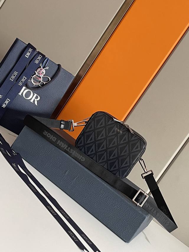 顶级原单 这款手拿信使包高雅实用,可收纳各种日常用品。采用迪奥灰 Cd Diamond 图案帆布精心制作,从 Dior 档案汲取灵感,饰以同色调光滑牛皮革细节。 顶级原单 这款手拿信使包高雅实用,可收纳各种日常用品。采用迪奥灰 Cd Diamond 图案帆布精心制作,从 Dior 档案汲取灵感,饰以同色调光滑牛皮革细节。