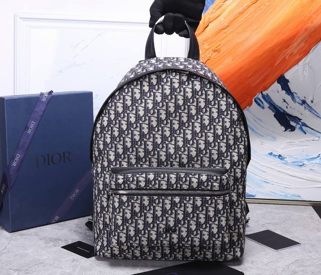 顶级原单 原单品质 Dio.R Oblique 双肩背包# 这是一款可以当情侣款的Dio.R Oblique双肩背包 在老花的基础上还有金属材质的小Logo，软