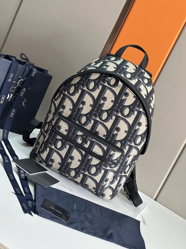 顶级原单这款 Rider 双肩背包风格简约,经典的学院款式洋溢着活力。采用米色和黑色超大 Oblique 印花面料精心制作,全新演绎经典的 Dior 图案,饰以 顶级原单这款 Rider 双肩背包风格简约,经典的学院款式洋溢着活力。采用米色和黑色超大 Oblique 印花面料精心制作,全新演绎经典的 Dior 图案,饰以