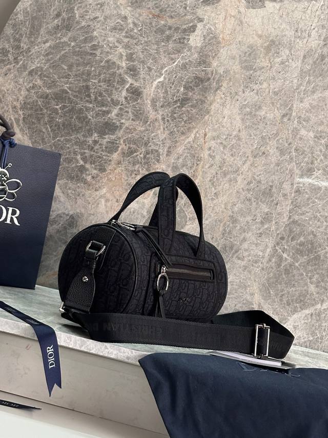 正品开发 拉链信使包 黑色 Oblique 印花面料和黑色粒面牛皮革 编号:1Espo397Yjz_93927 这款拉链信使包是二零二五秋季男装系列新品,将时尚 正品开发 拉链信使包 黑色 Oblique 印花面料和黑色粒面牛皮革 编号:1Espo397Yjz_93927 这款拉链信使包是二零二五秋季男装系列新品,将时尚