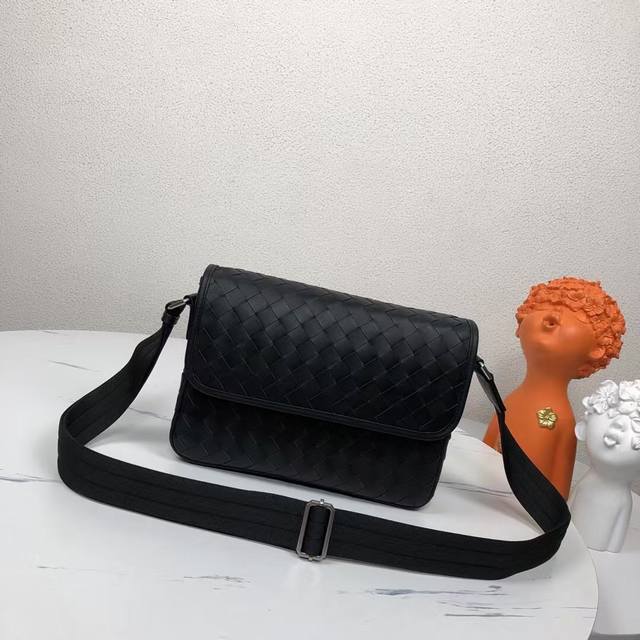 Bv编织邮差包爆款单品,此款邮差包采用纯手工编织制作而成柔软的进口打蜡小牛皮滚边使方形廓形别具魅力,低调实用皮质越用越油亮等特点型号:831#,颜色:黑色,规格 Bv编织邮差包爆款单品,此款邮差包采用纯手工编织制作而成柔软的进口打蜡小牛皮滚边使方形廓形别具魅力,低调实用皮质越用越油亮等特点型号:831#,颜色:黑色,规格