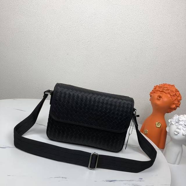 Bv编织邮差包爆款单品，此款邮差包采用纯手工编织制作而成柔软的进口打蜡小牛皮滚边使方形廓形别具魅力，低调实用皮质越用越油亮等特点型号：831#，颜色：黑色，规格