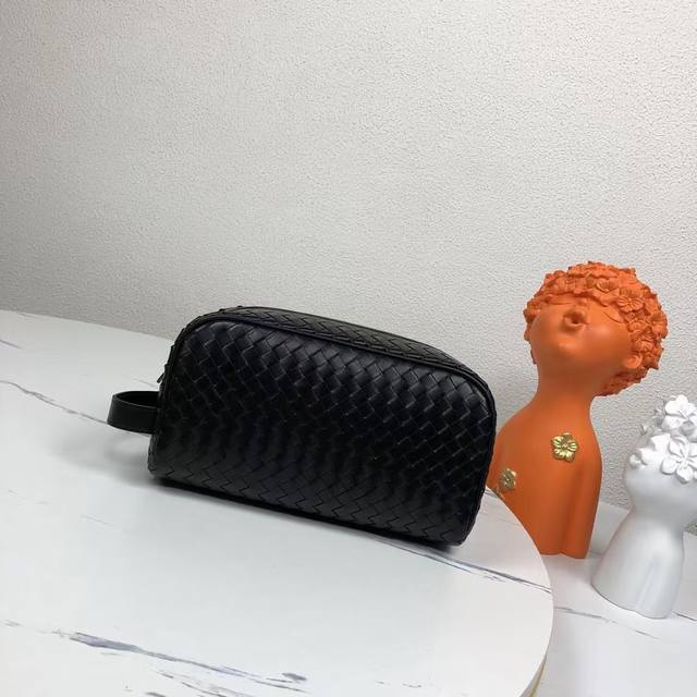 Bv枕头手包简单帅气采用进口打蜡牛皮全手工编织配灰色内里型号:7799#,颜色:黑色,尺寸:25X13X8Cm。 Bv枕头手包简单帅气采用进口打蜡牛皮全手工编织配灰色内里型号:7799#,颜色:黑色,尺寸:25X13X8Cm。