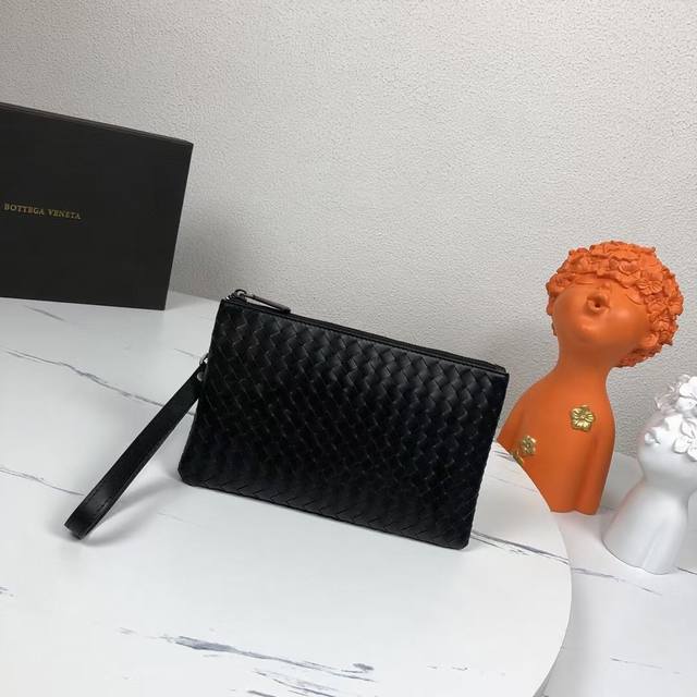 小号配盒子 Bv男士手包遵循传统手工艺精选打蜡牛皮材质 手工编织既可以作为钱包也可以当手包使用简洁款式 包身全编织 实用手带秘袋口拉链 内里拉链型号:9916- 小号配盒子 Bv男士手包遵循传统手工艺精选打蜡牛皮材质 手工编织既可以作为钱包也可以当手包使用简洁款式 包身全编织 实用手带秘袋口拉链 内里拉链型号:9916-