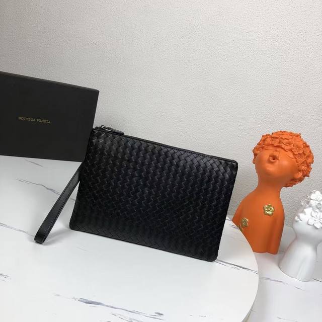 大号配盒子 Bv男士手包遵循传统手工艺精选打蜡牛皮材质 手工编织既可以作为钱包也可以当手包使用简洁款式 包身全编织 实用手带秘袋口拉链 内里拉链型号:9916# 大号配盒子 Bv男士手包遵循传统手工艺精选打蜡牛皮材质 手工编织既可以作为钱包也可以当手包使用简洁款式 包身全编织 实用手带秘袋口拉链 内里拉链型号:9916#