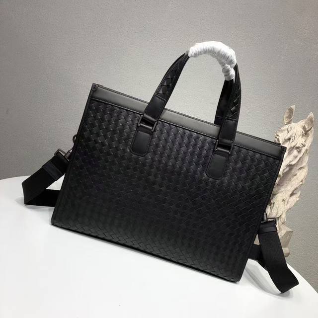 Bottega Venet 男士顶级定制公文包无Logo一样为世人皆知秉承着传统手工制作采用全皮包边打蜡进口牛皮无缝编织 枪色电泳配件 低调实用 皮质越用越油亮