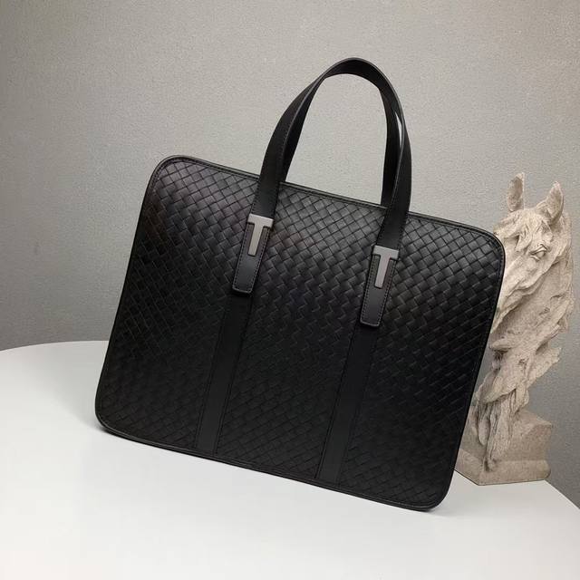 Bv多格层海外原单品质专柜同步狠货来袭顶级打蜡牛皮，专柜原单五金，独特的设计风格完美至极！让时尚变得无止境 那质感和 那手工无可挑剔，独一无二的它，大气中有内涵