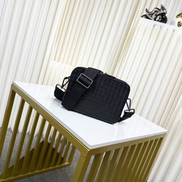 Bv-最新款男士小斜挎包原单品质 官网同步 采用顶级打腊胎牛皮 手感超赞 专柜原装五金 独特的设计风格 完美至极 细节做工精致 大气中有内涵 高端上档次 高品质