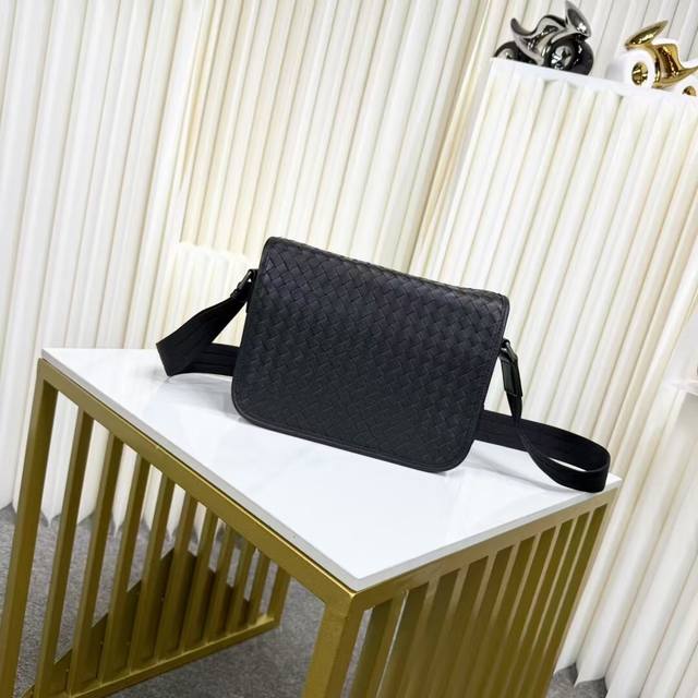 Bv编织邮差包2025爆款单品，此款邮差包采用纯手工编织制作而成柔软的进口打蜡小牛皮滚边使方形廓形别具魅力，低调实用皮质越用越油亮等特点型号：836L#，颜色：