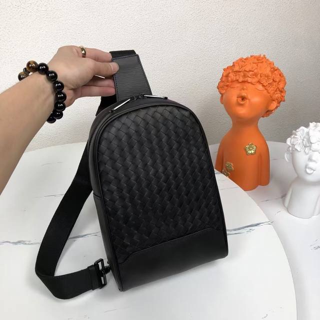 Bv最新款男士胸包原单品质官网同步采用顶级打腊胎牛皮手感超赞专柜原装五金独特的设计风格完美至极细节做工精致大气中有内涵高端上档次高品质型号：90348#，颜色：