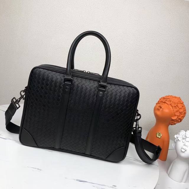 Bv男包公文包男士手提包因为他们身上每个细胞都充满了青春活力，所追求的是生活的质量，是一种成熟心境，进口打蜡牛皮细条编织公文包，银枪色扣件最新欧版衬里时尚休闲阳