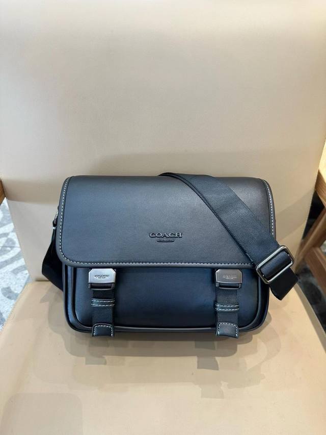 新品 Coach 蔻驰奥莱Ct716 Ct753 Cu110男士经典标志老花 Racer信使包 翻盖邮差包斜挎包，牛皮革配人造革，内置多功能袋，卡扣开合，织物衬