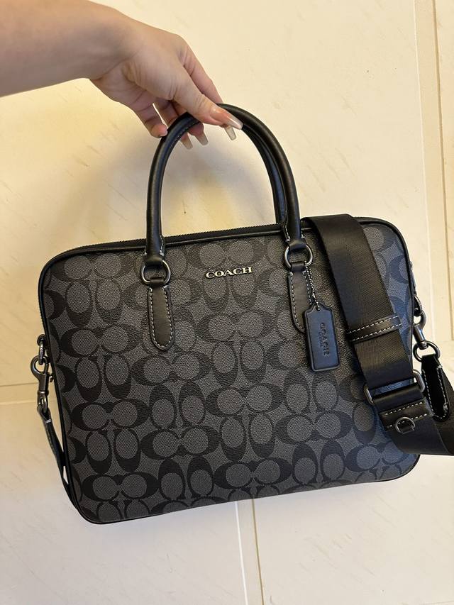 新款 Coach 蔻驰Cj630奥莱男包经典标志Liam紧凑型公事包，人造革，内置拉链袋和多功能袋，拉链开合，织物衬里，垂直长度8.5Cm手柄，外置开放式口袋，