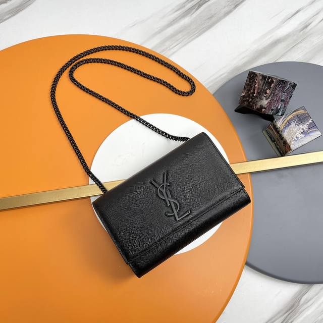 20# 原单 鱼子酱 黑扣 +Kate链条包原厂皮版本在大家的呼声中终于来了！相比起经典的极佳尺寸可放下市面上通用的所有型号手机而又显得更加轻巧！整个手袋简洁利