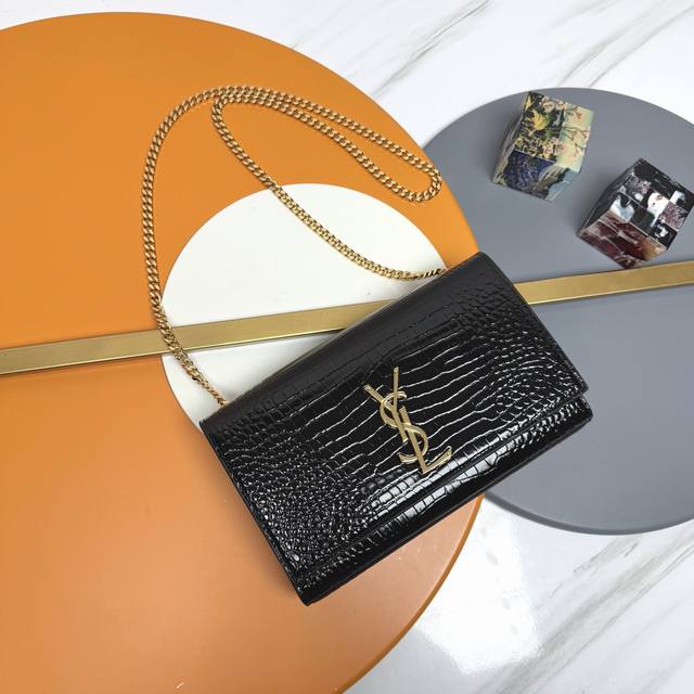 顶级原单-黑色 金扣 Y家最经典的款式Kate链条斜挎包！每个女孩衣柜都必备一个的百搭款式！高质量原厂鳄鱼纹牛皮，耐磨耐刮，不用特意精心爱护相信我Kate绝对是