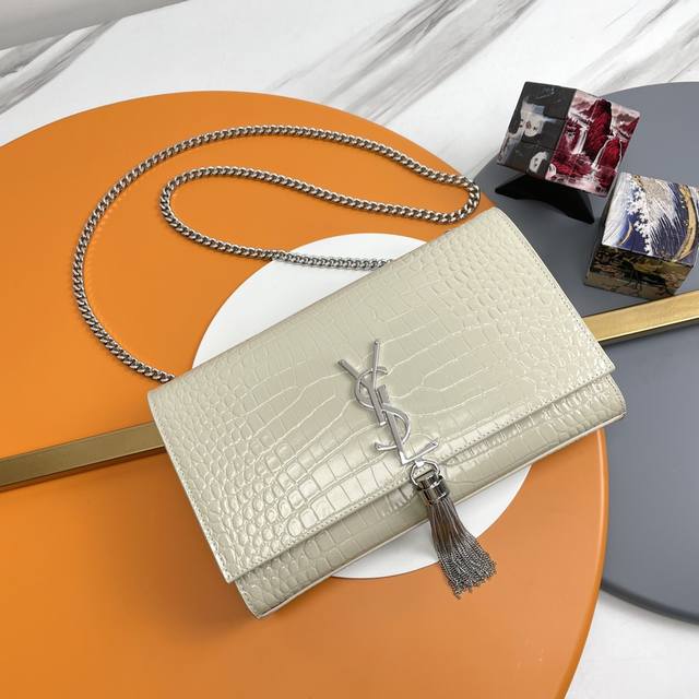 24# 原单 奶白 银扣 +Kate鳄鱼纹来袭 堪比真正的鳄鱼皮哦！背出去都被看成是鳄鱼皮呢 注意哦，正品黑色鳄鱼配金色五金哦，其它颜色全部配白钢五金哈 完全根