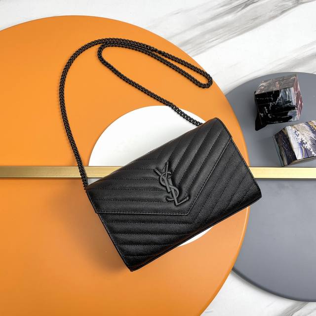 原单 黑色-黑扣P Monogram鱼子酱纹路原厂皮版本信封包.超级实用的一款小包，最经典的款式，升级最高级的版本，100%原厂牛皮配上精细手工制作；定制金属Y