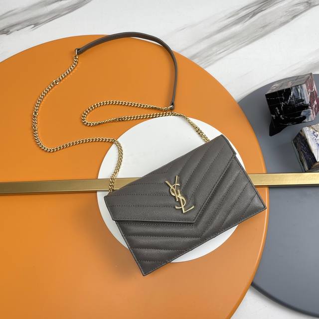 Woc小号信封包来袭，说到信封包，Y家的这一只一定必须要拥有名字！整包采用原厂鱼子酱牛皮制作，版型立体，手感舒适！可拆卸的肩带设计丰富了包包的多用性，肩带拆掉可